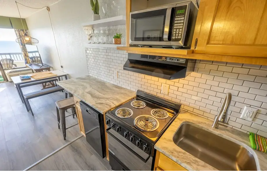 1BR Direct Oceanfront Views - Pools, Mod...